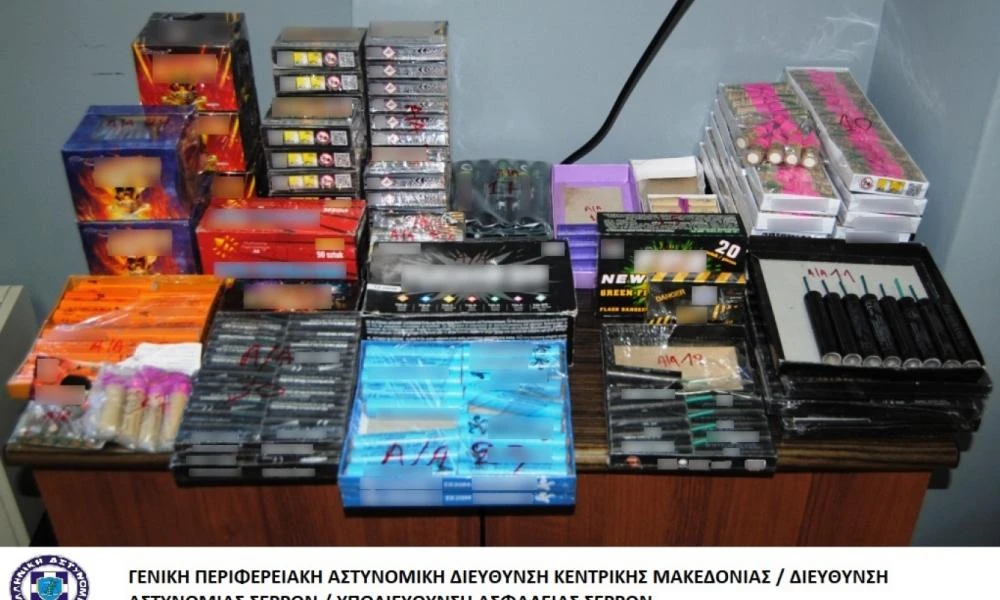 Σέρρες: Έκρυβε χιλιάδες κροτίδες, μαχαίρια και ρόπαλα στο σπίτι του